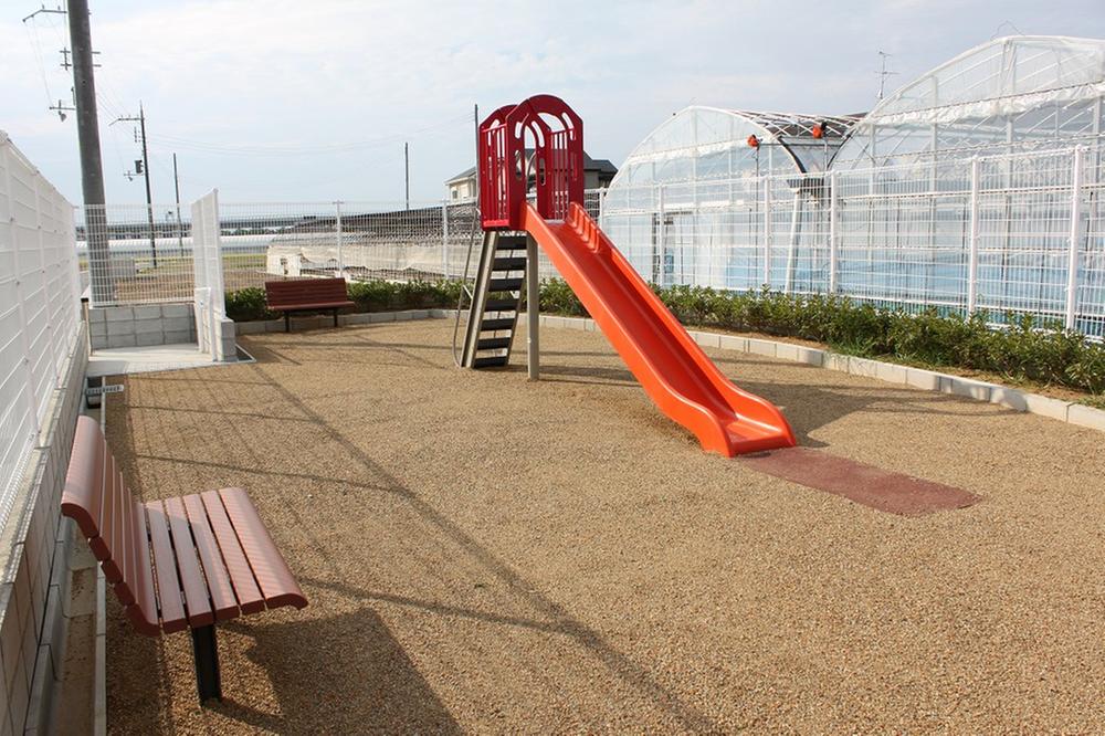 park. Located in the 50m residential land to residential land within the park