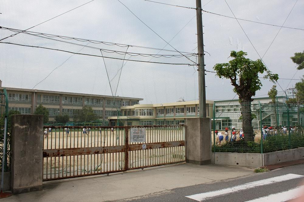 Primary school. Until the Municipal Nishi Elementary School 1600m