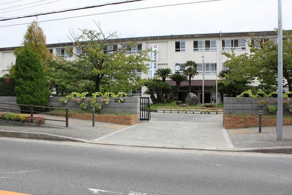 Junior high school. 2200m to municipal first junior high school