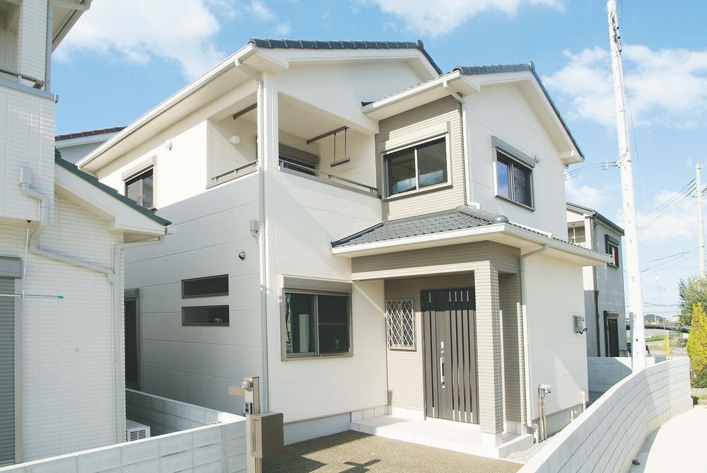 No. 12 land model house white outer wall is for us to have a bright impression. Difficult to wet the rain because on the balcony with depth laundry also there is also a spacious Jose will roof.. No. 12 land model house