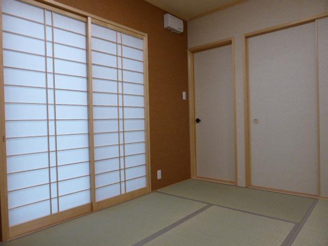 Non-living room. There is also a closet in the bright Japanese-style room. Steep likely can be useful even when the visitors (No. 15 land model house)