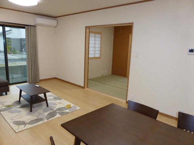 Living. Since LDK of No. 15 land model house 18 pledge is Japanese-style room (6 quires) is in Tsuzukiai, It will be spacious space of 24 quires.