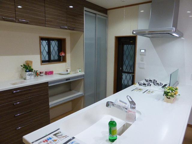 Kitchen. Open kitchen show brighten the kitchen, You can also make the dishes while taking communication. Fee (No. 15 land model house)