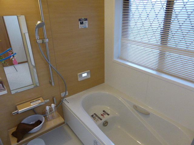Bathroom. 1 square meters of the bath will be able to heal the fatigue of the day to extend the loose leg. Also, Pat ventilation because it comes with a window