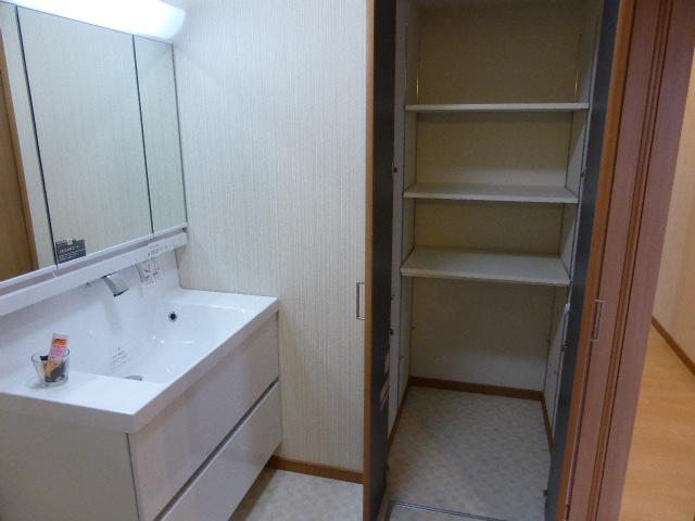 Wash basin, toilet. Since the wash room there is a storage compartment, This is useful in towels and detergent of stock