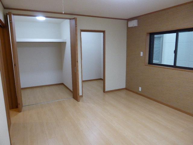 Receipt. The main bedroom there is a WIC and storeroom, Since storage is also available plenty of closet there is also a window, It could use as a hobby of the room. (No. 15 land model house)