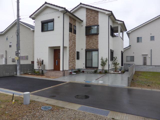 Local photos, including front road. Since the front road 4.7m and wide, Also it is easy to park (No. 15 land model house)