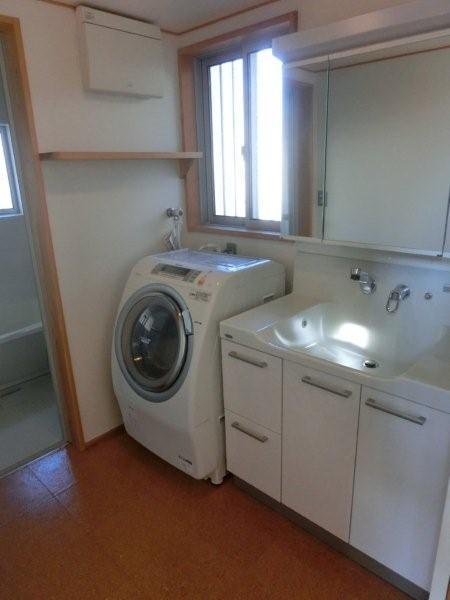 Wash basin, toilet. Indoor (12 May 2012) shooting