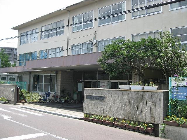 Junior high school. 2040m to the second junior high school