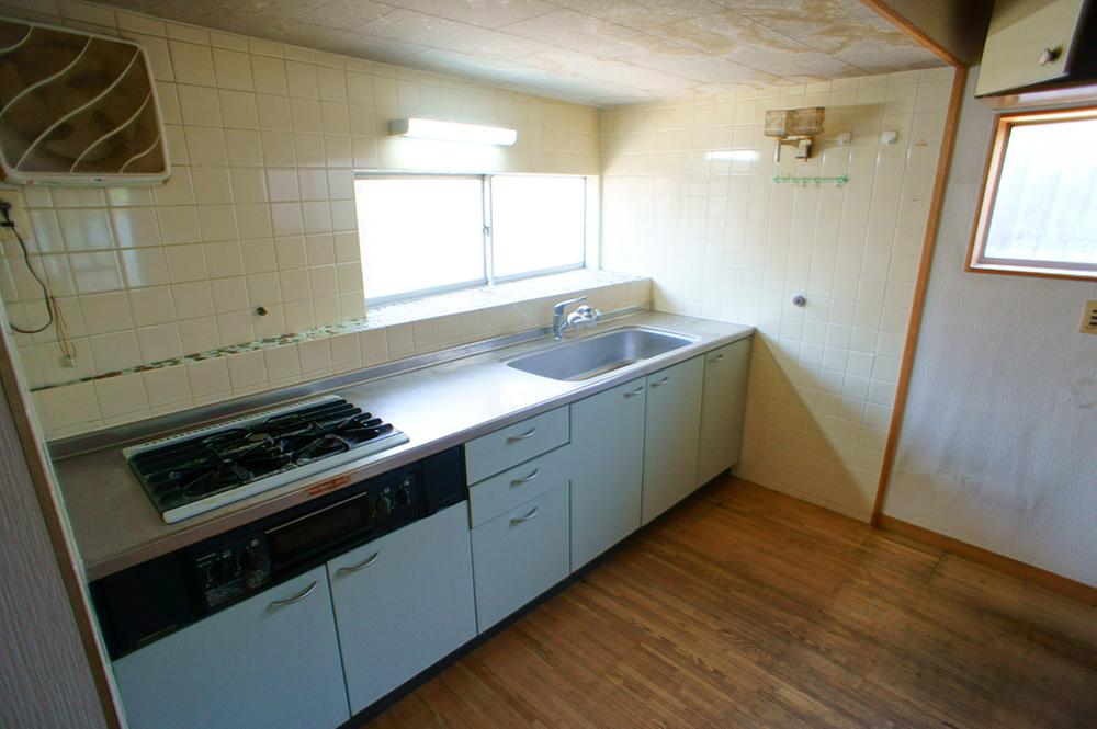 Kitchen. July 2012 shooting