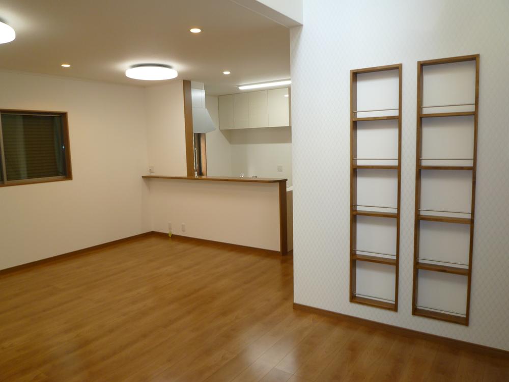 Living.  [living] Living there is a spacious room with 20 Pledge.