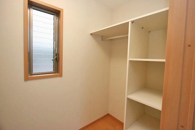 Receipt. Internal walk-in closet