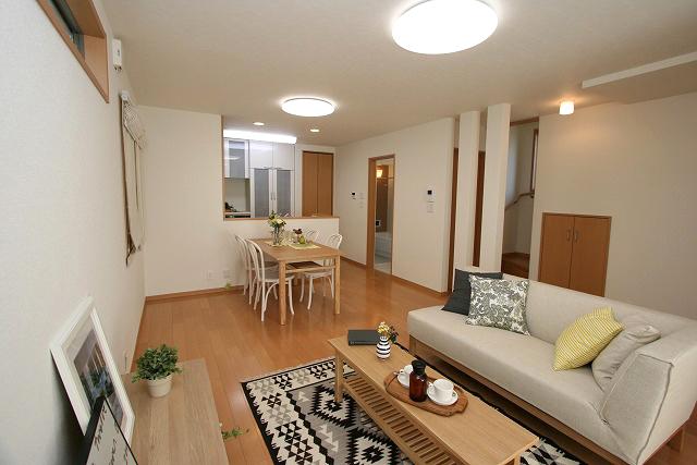 Living. The 17.75 Pledge of LDK, There is a living room stairs state of the family look good.