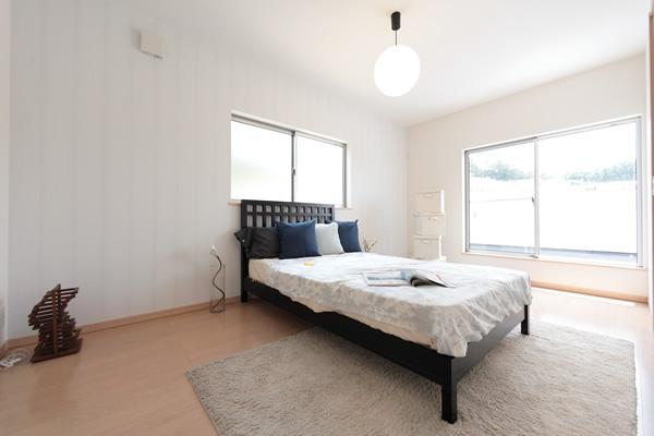 Model house photo. It is the main bedroom, complete with walk-in closet of a large capacity.