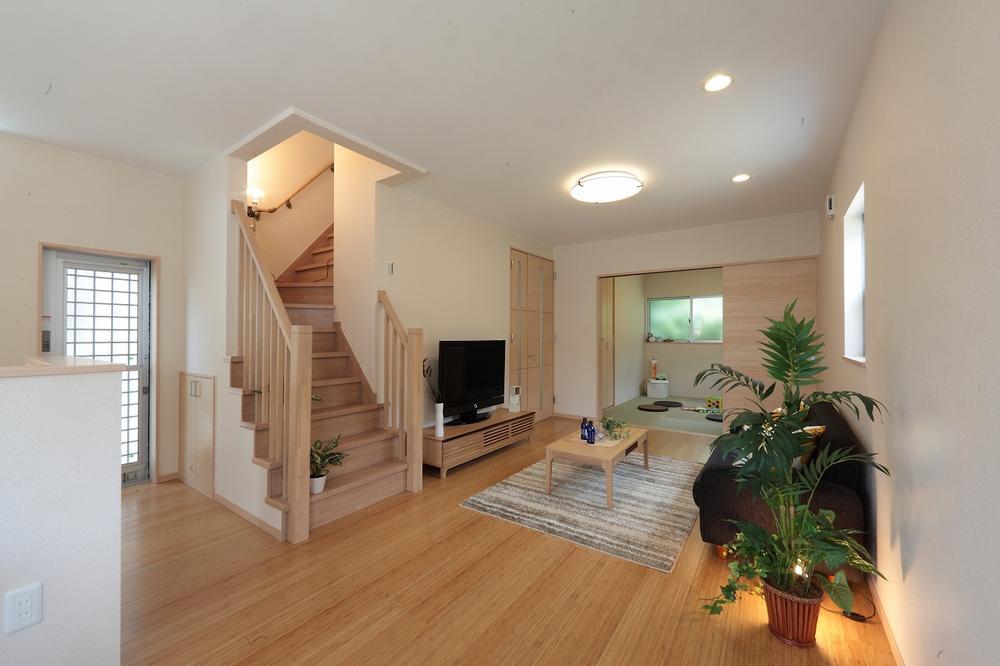 Living. Living with a living-in stairs, While ensuring the family of communication, You can always feel the family, This oasis.