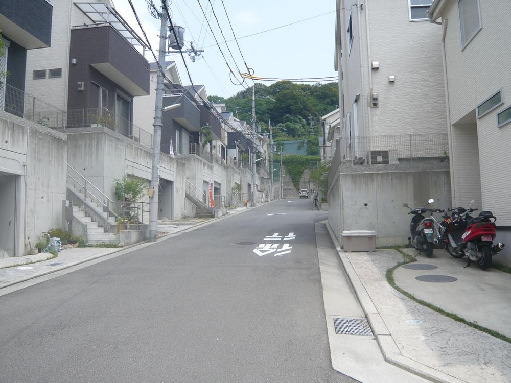 Local photos, including front road. Open feeling of the front road 6.7m