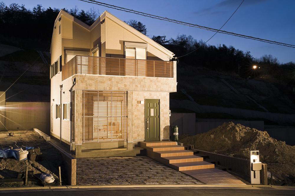 Local appearance photo. Stylish model house the appearance of a variety of windows and tile tone