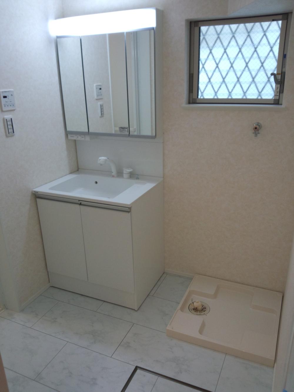 Wash basin, toilet. Indoor (July 2013) Shooting