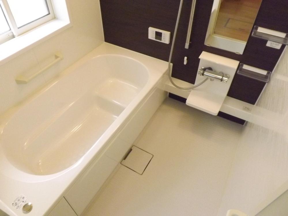 Bathroom. Local photo (bathroom) Bathroom heating dryer! Warm bath!