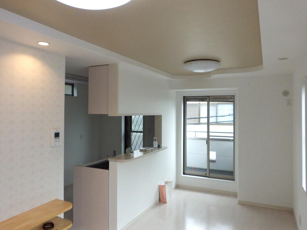 Living. We can see the state of the family while cooking in a face-to-face kitchen. 