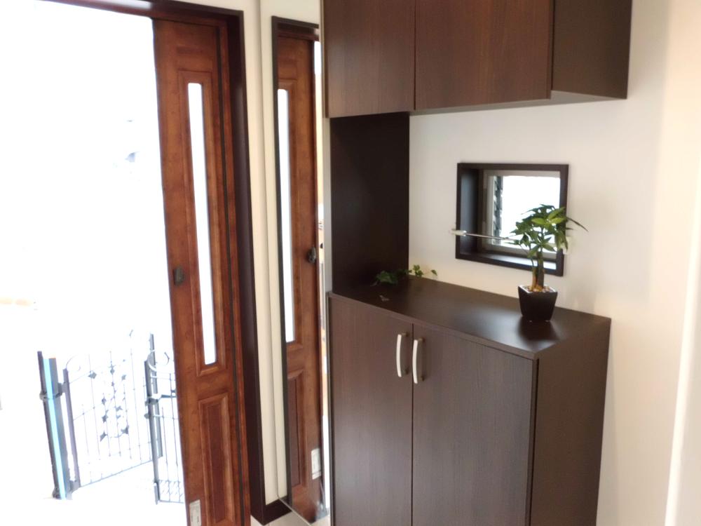 Entrance. In shoes closet of large capacity, Decorated seasonal flowers. 