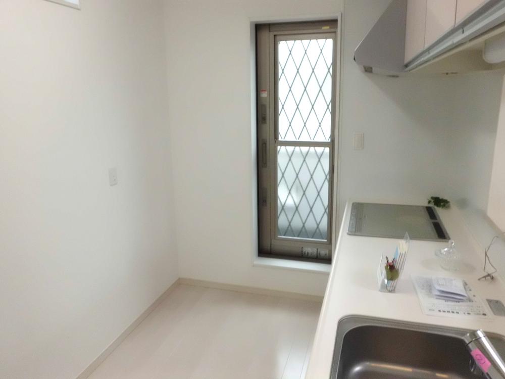 Kitchen. You Hakadori kitchen space also widely dishes. 