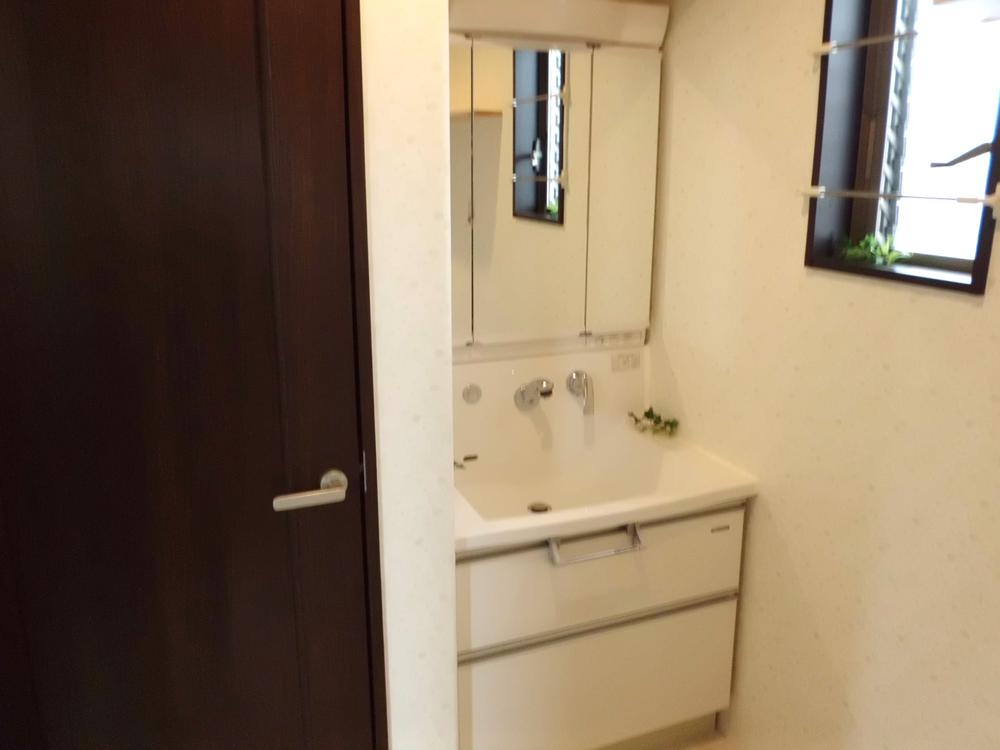 Wash basin, toilet. Wash basin with storage rich shower