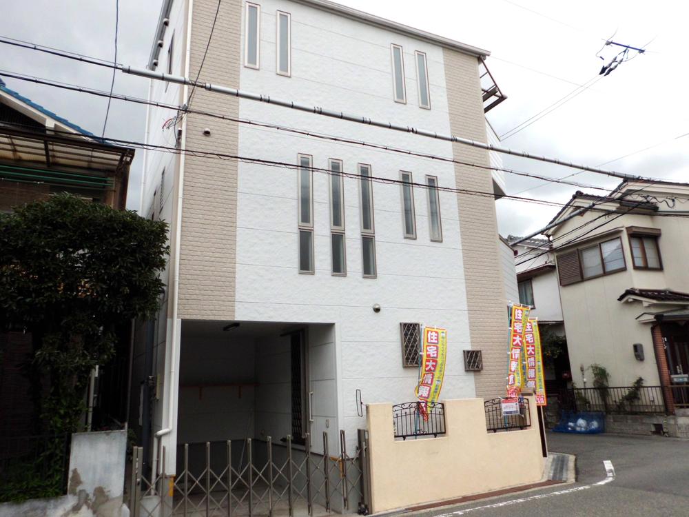 Local photos, including front road. There is a back door in the built-in garage. 