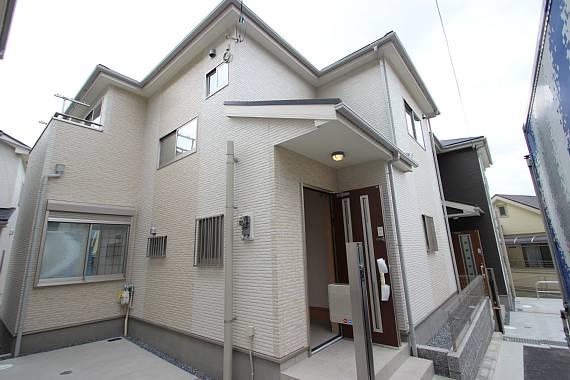 Local photos, including front road. All 9 compartment of subdivision! !