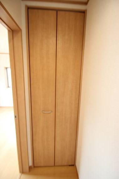 Receipt. Convenience comes with a partition in the closet! !