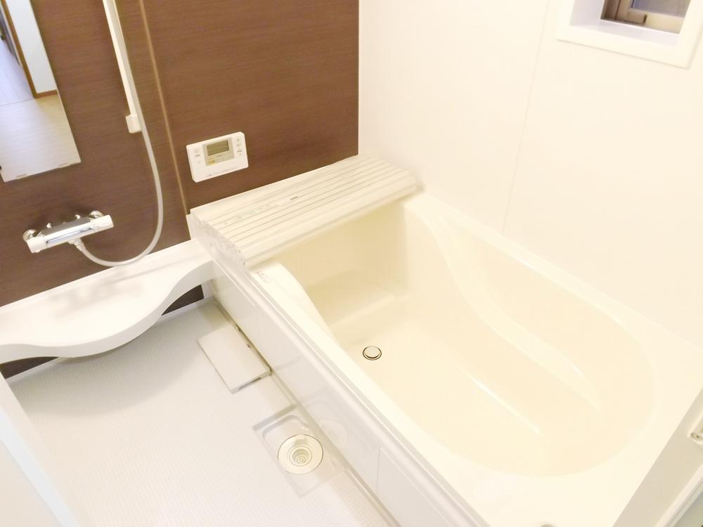 Bathroom. Local photo (bathroom) Bathroom heating dryer! Warm bath!