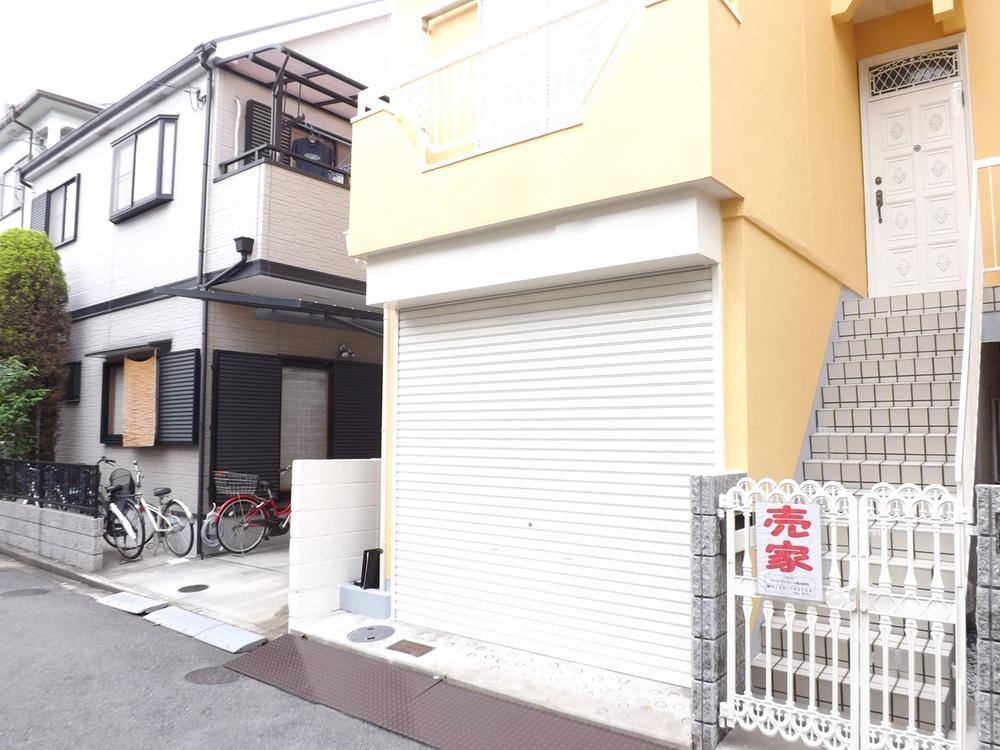 Parking lot. Garage Partial