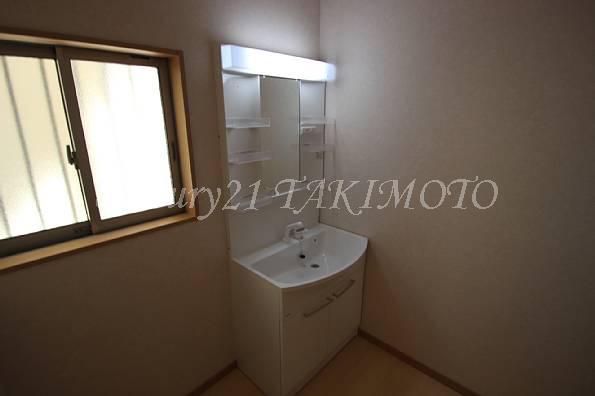 Wash basin, toilet. Storage rich washbasin! ! 