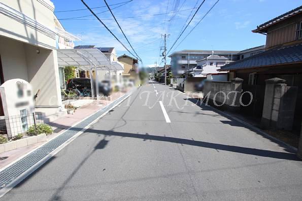 Local photos, including front road. Spacious in the front road 6.2m! ! 