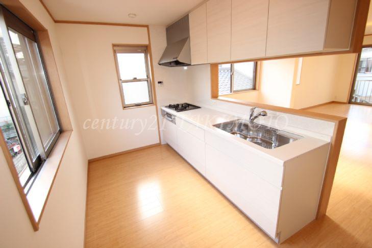 Kitchen. It is a popular face-to-face kitchen! Storage is also rich!