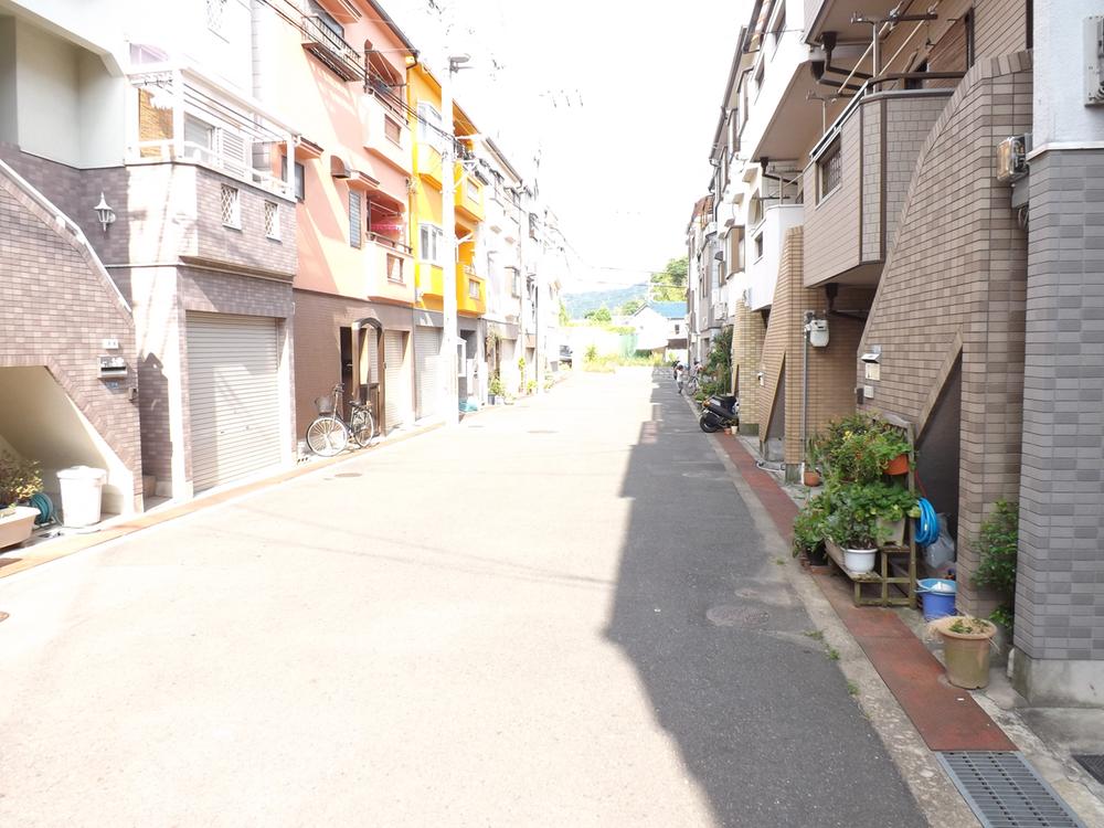 Local photos, including front road. Frontal road