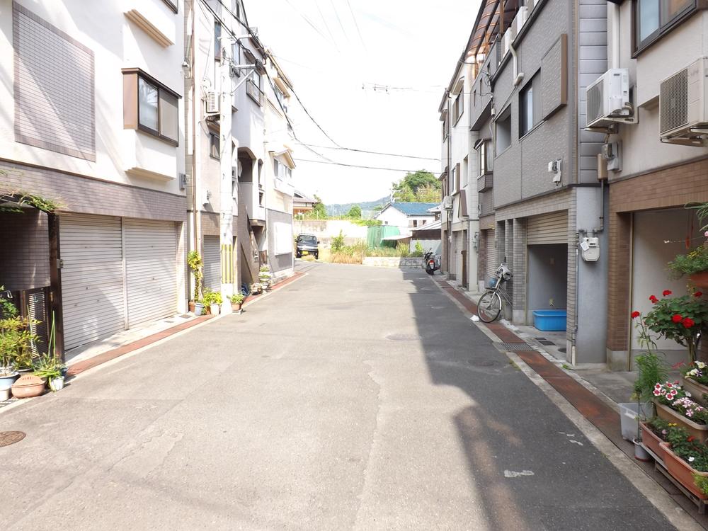 Local photos, including front road. Frontal road