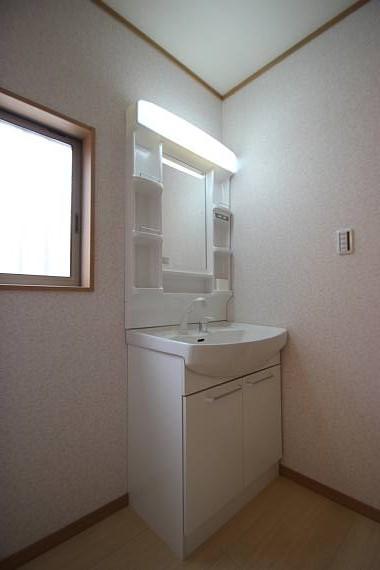 Wash basin, toilet. Storage rich washbasin! !