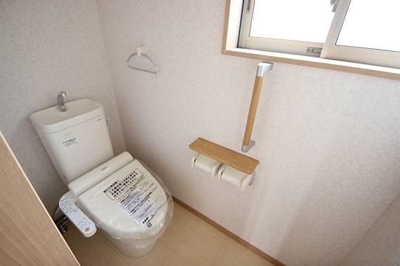 Toilet. Pat ventilation There is a window in the toilet! !