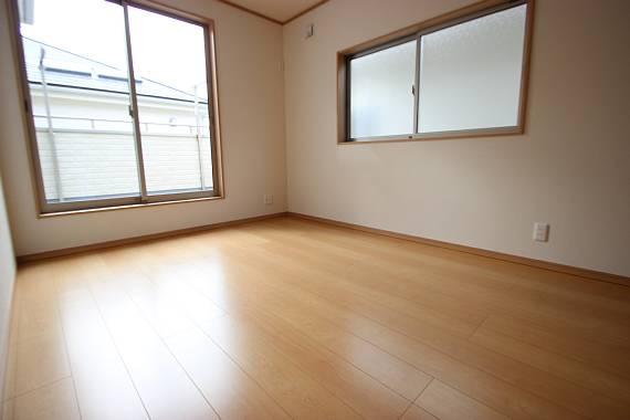 Non-living room. Always bright Western-style in two-sided lighting! !