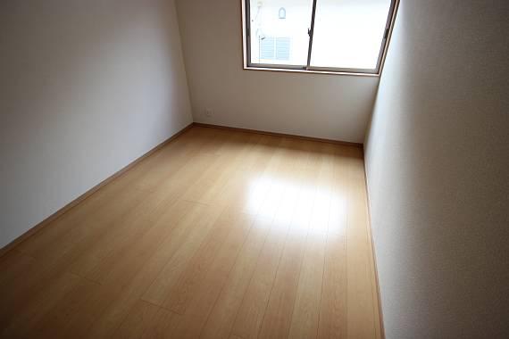 Non-living room. Pair glass used in all living room! !