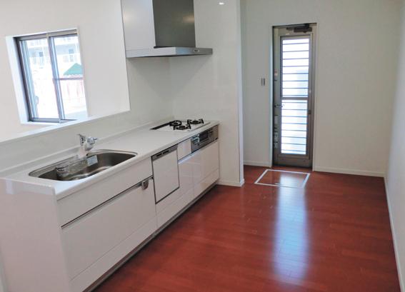 Kitchen. Set up a pantry in the kitchen space of spread. Housework efficiency is up because there is also a wash room next to. (No. 1 point)