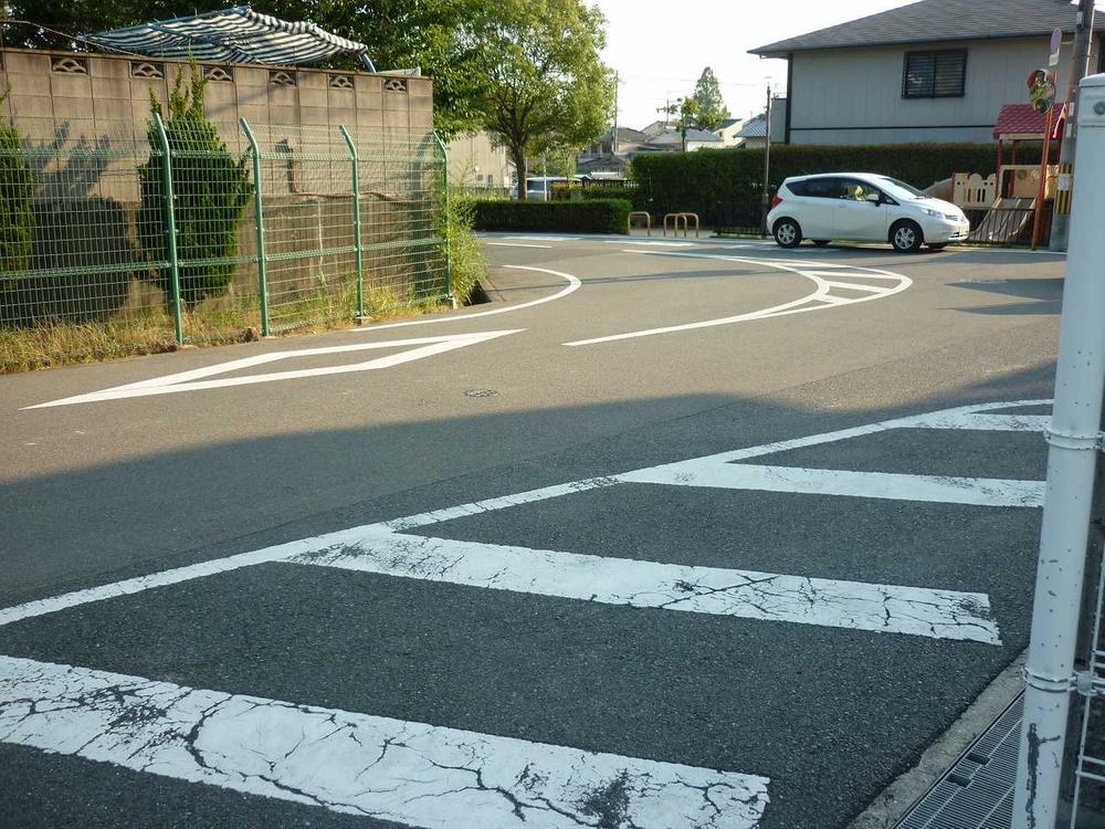 Other local. If you get to a large street, Fence and go 40 meters along the (photo left) (school route)