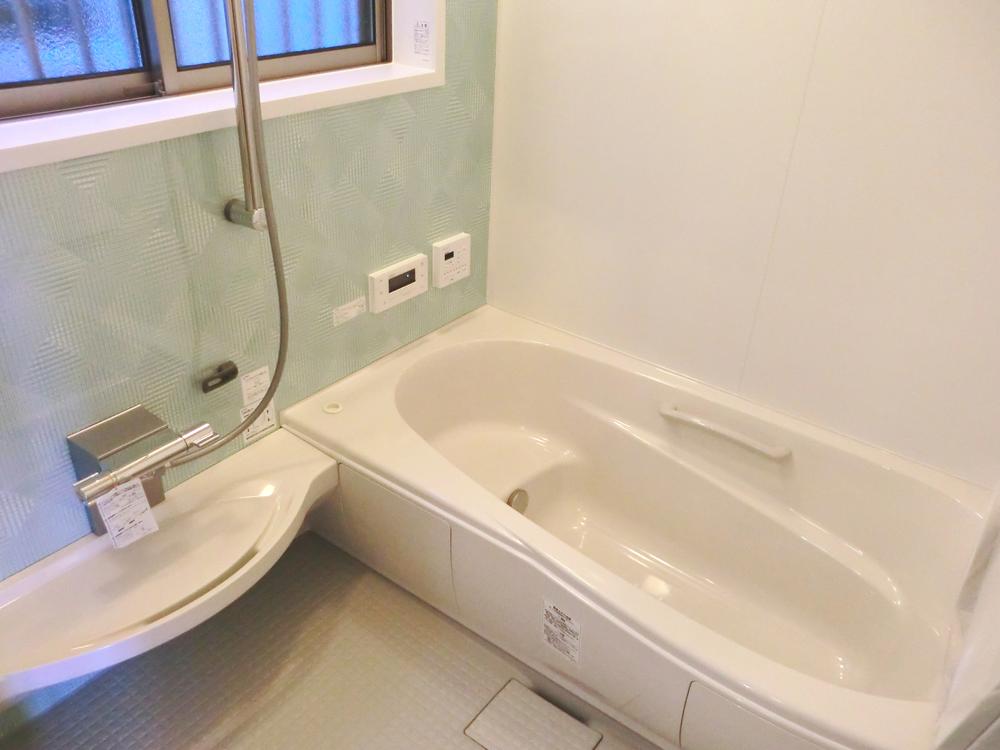 Bathroom. 1618 spacious bath of size (1.25 square meters). The size of the room that you can bathe together with your children. (No. 2 locations)