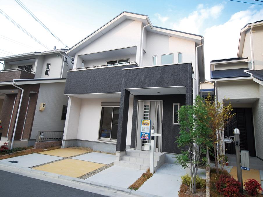 Local appearance photo. Impressive appearance white and black contrast. Two possible parking. (No. 2 locations)