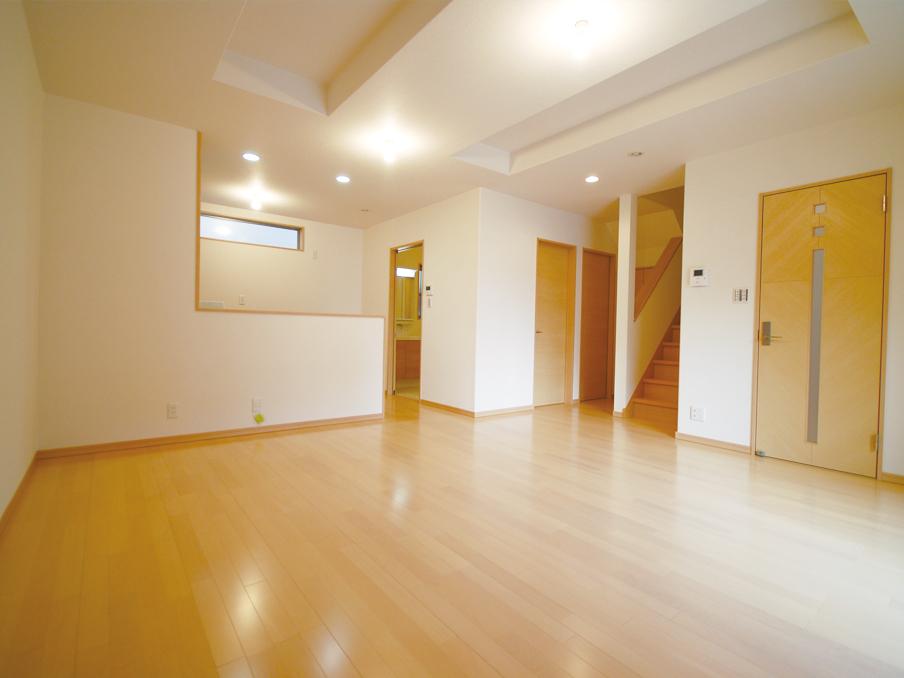 Living. 18 Pledge than spacious LDK. Set up a well-designed folding providence well living stairs. (No. 2 locations)