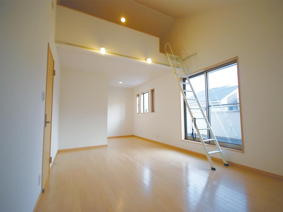 Other introspection. 12.6 Pledge of bedroom, Installing a 3.5 Pledge of loft and an open closet. Breadth of the room can put a double bed. (No. 2 locations)