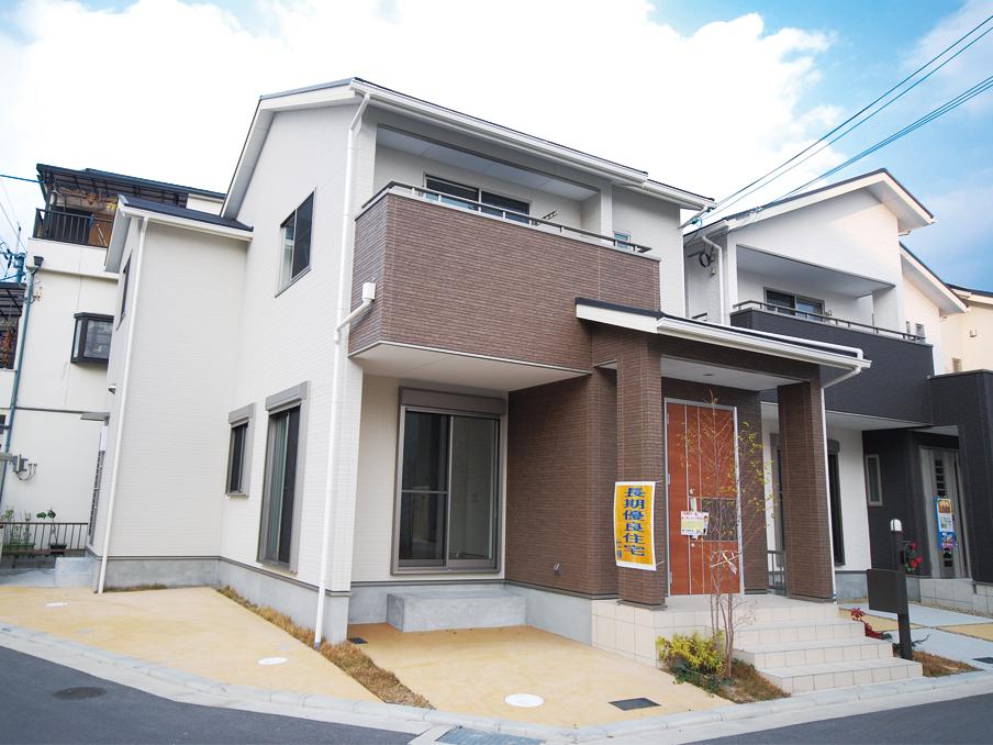 Local appearance photo. Plan that utilizes a modified land. Design is also up separately paste the balcony part. (No. 1 point)