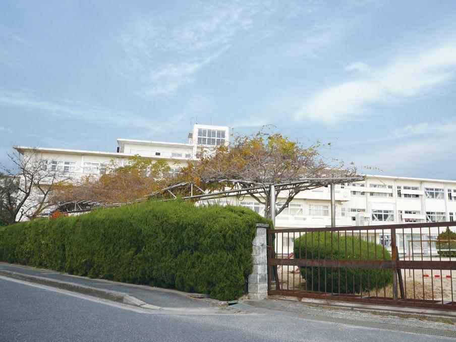 Junior high school. Katano 850m until the first junior high school