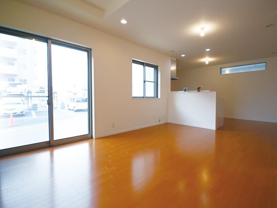 Living. Overlooking the kitchen from the hall. (No. 1 point)